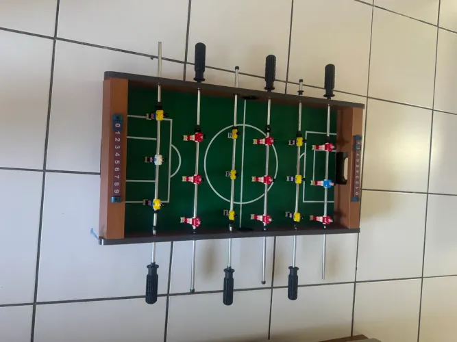 Mesa de Pebolim Infantil de Madeira - Excelente Estado