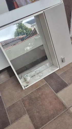 Tampo de granito e armário de banheiro