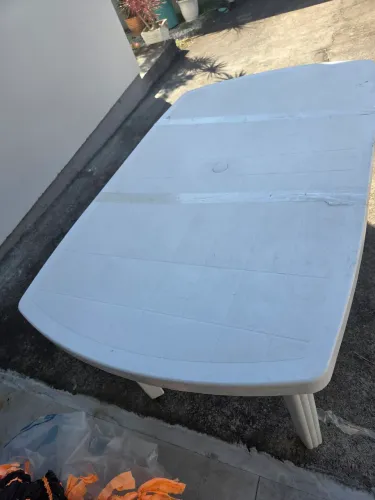 Mesa de plástico duro<br><br>84 largura <br>1.36.  comprimento <br>76 cm altura