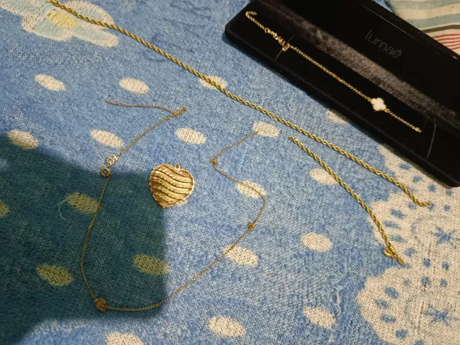 1 cordão da Rommanel com pingente. 1 cordão da Bruna 1 pulseira lumae