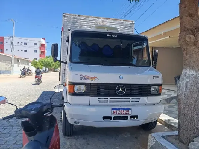 Caminhão Mercedes à venda.