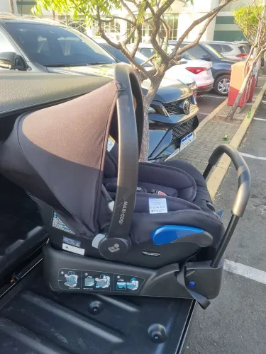 bebê conforto Maxi-Cosi com base veicular