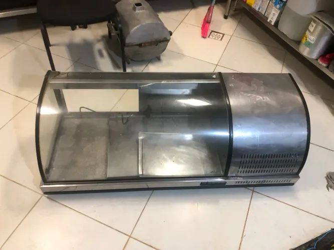 Vitrine refrigerada 220V funcionando e com luz