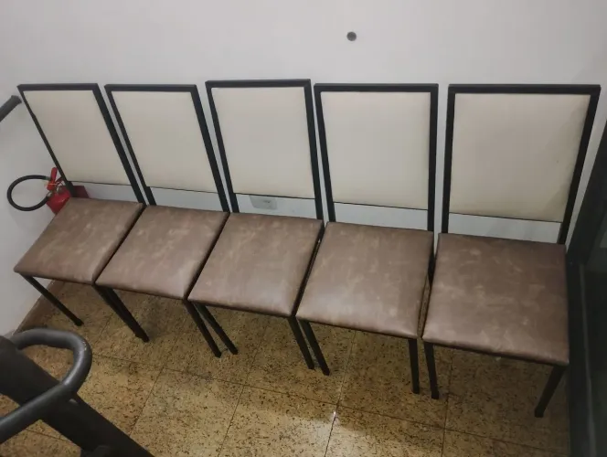 05 cadeiras de ferro com assento estofado