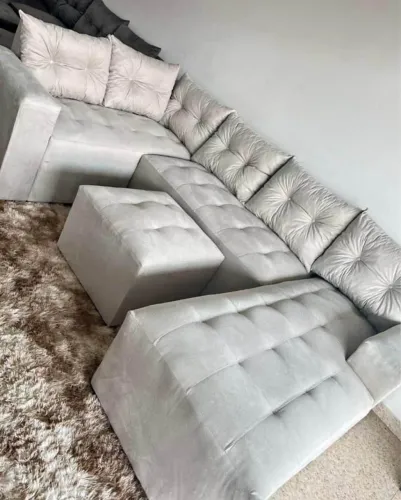Chaise luxo sofá com almofadas e Puff 