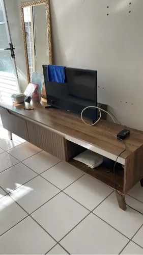 Raque em MDF 2 porta e 1 gaveta. Efeito Ripado 