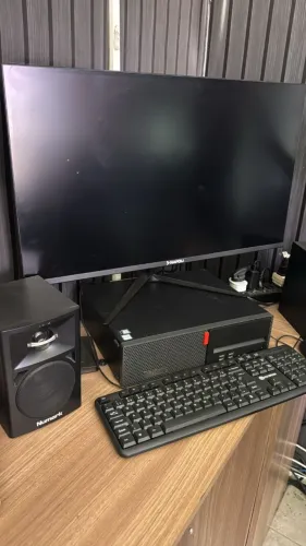Computador desktop com monitor de 32 Lenovo Thinkcentre M920