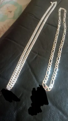 Duas correntes de prata e uma pulseira