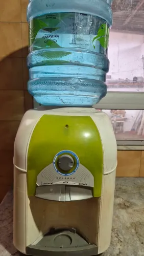 Vendo gelágua esmaltec com garrafão estado de novo funcionando normalmente R$199,00.