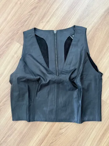 Blusa em couro legítimo semi nova