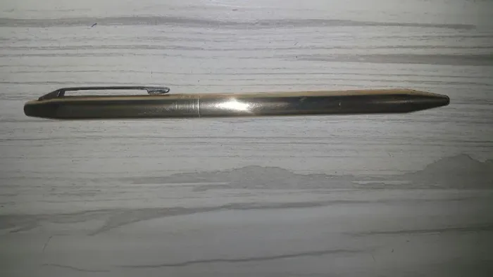 Caneta esferográfica Chromatic dourada americana com tinta vermelha e azul anos 70