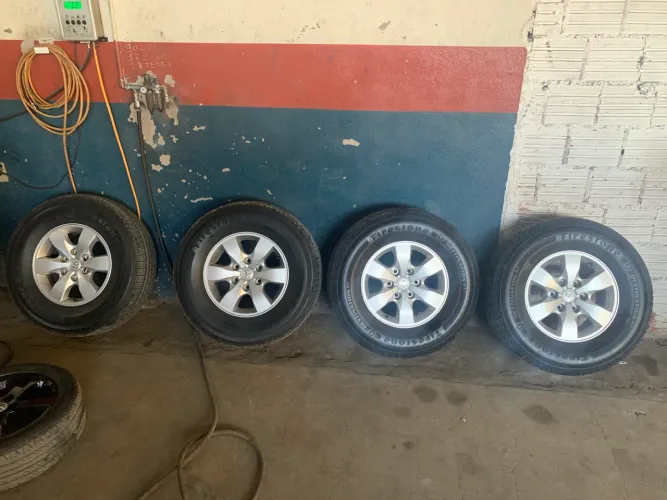 Rodas Hilux com Pneus Seminovos