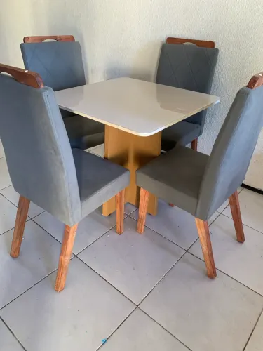 Mesa com 4 cadeiras acolchoada,tamanho 80x80 tampa de vidro.