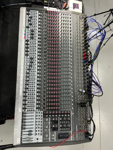 Mesa behringer sx3282 (32 canais e 8 auxiliares)