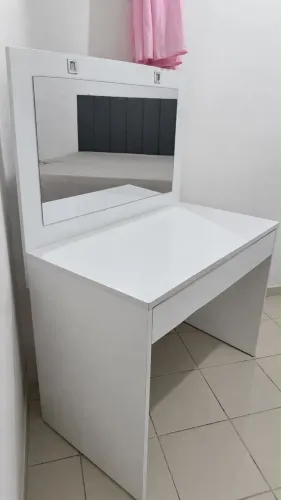 Penteadeira camarim+ guarda-roupa semini novo