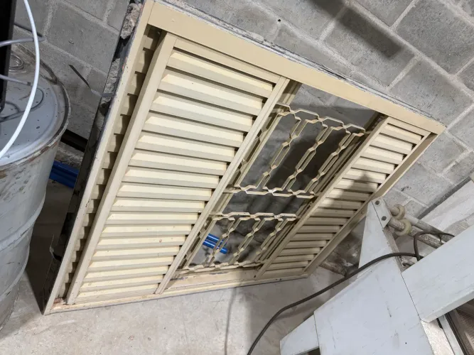 VENDE SE JANELA SASAKI E PORTA ALUMÍNIO 