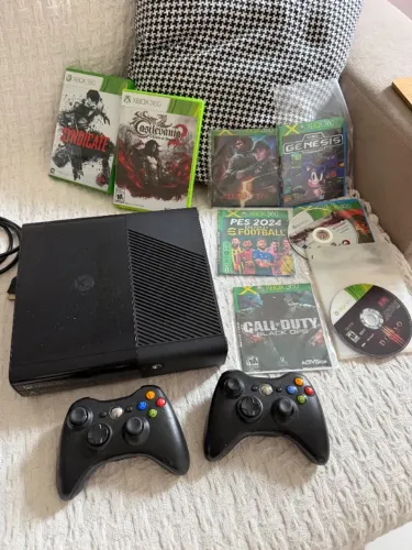 X box 360 semi novo com 2 controles , cabos e alguns jogos