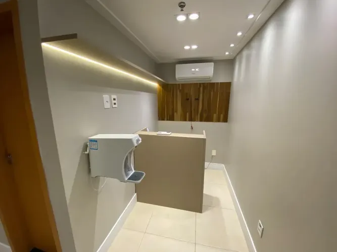 Vendo Casa Comercial no Parque Office - Andar Alto - Excelente Localização