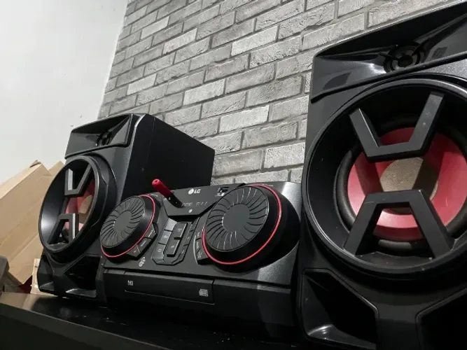 Mini System LG XBOOM 220W RMS, Graves Potentes, Multi Bluetooth, Modo Rádio FM - CK43N