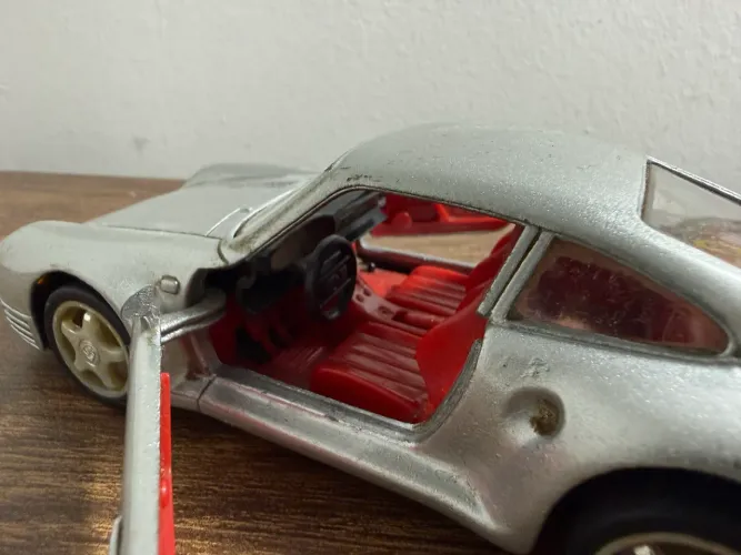 Porsche miniatura anos 90 em escala média 