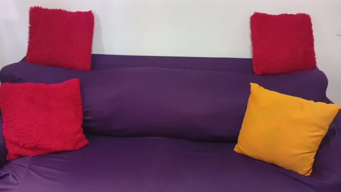 Vendo um sofá de 3 lugares só está com um pé ruim bom estado 