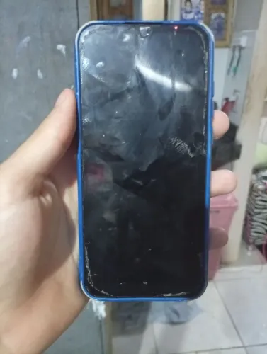 Celular com película e carregador