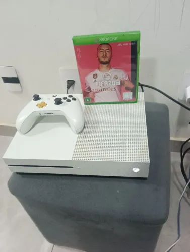 Xbox one S 1 TB + manete original + FIFA 20 mídia física 