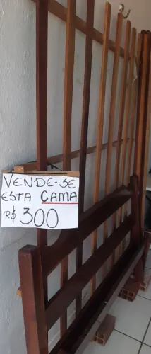 Cama de madeira casal sem colchão.