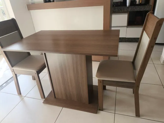 Vende se Conjunto Sala de Jantar Mesa Tampo de Madeira com 2 Cadeiras