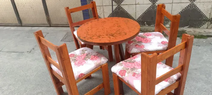 CONJUNTO MESA E CADEIRAS PARA VARANDA PARA VENDER LOGO.