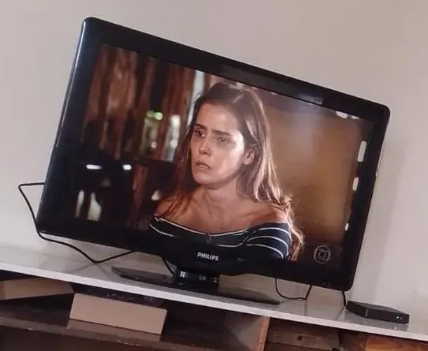 Vendo uma televisão de 32 Polegadas de Led em excelente estado