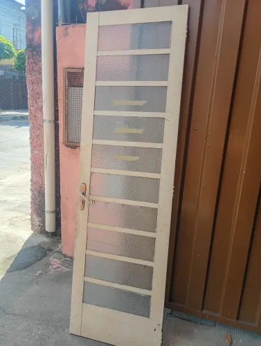 Porta de aço com divisória de vidro 