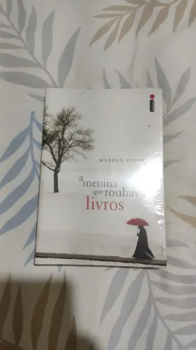 Livro "A menina que roubava livros", de Markus Zusak NOVO