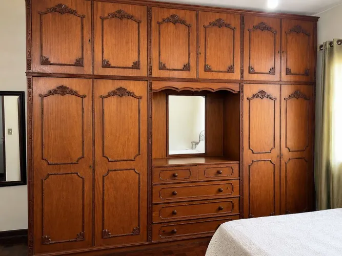 Guarda-Roupa Colonial em Madeira - Grande e Muito Espaçoso