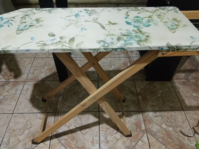 Vende uma tábua de passar roupa de madeira