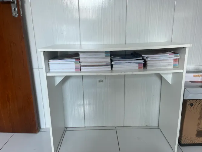 Mesa escrivaninha com nicho para organização