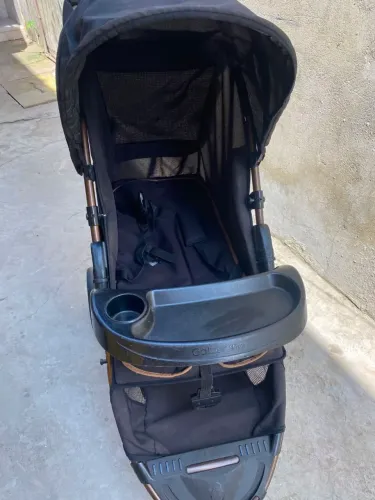 Está a venda um carrinho de bebê Galzerano, valor 250 ,até 200 da pra vender