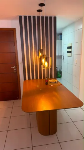 Mesa de madeira cor freijó