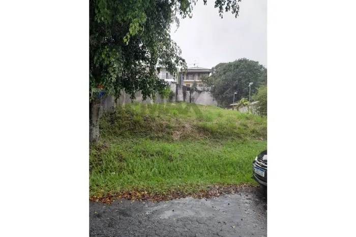 Terreno plano a venda no condomínio Aruã