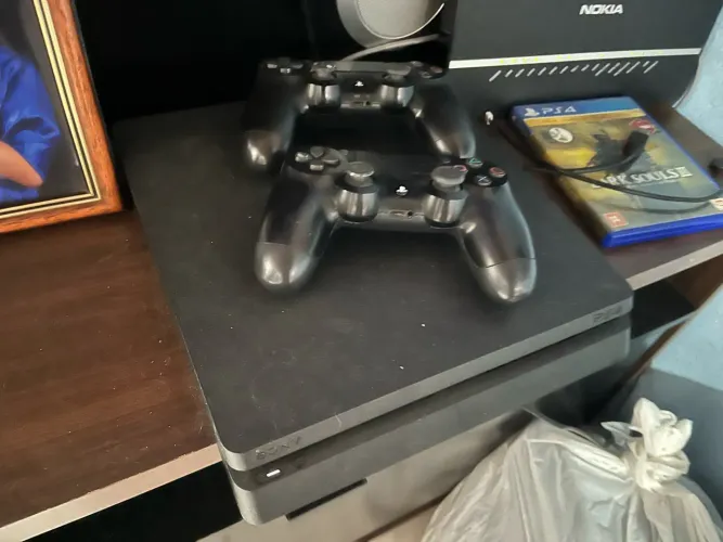 PS4 com 2 controles