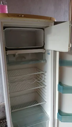 Geladeira semi nova 