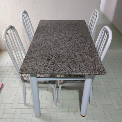 Mesa de jantar com 4 cadeiras