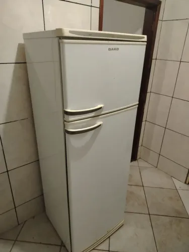 Máquina lava roupas e geladeira 