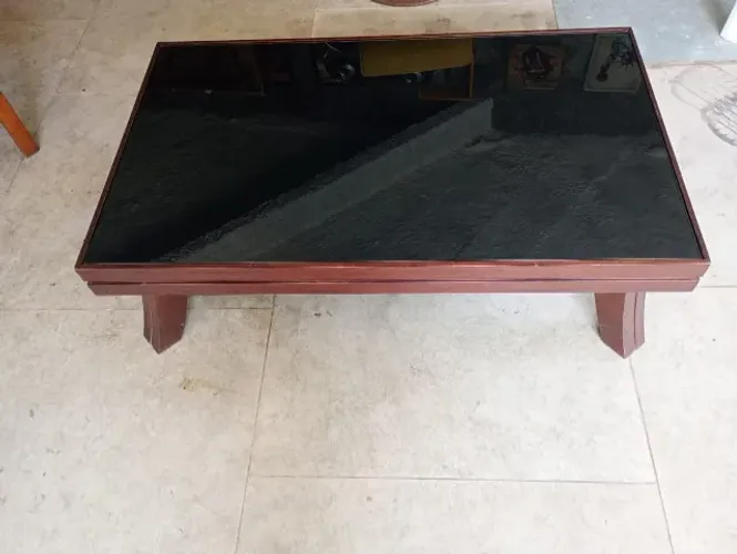 Mesa de centro lindíssima com tampo de vidro em madeira maciça.