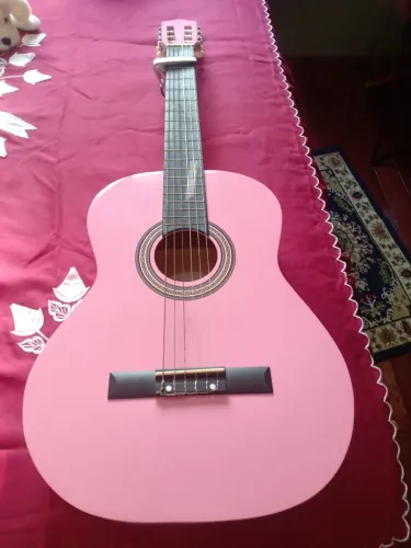 Violão rosa