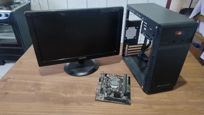 Conjunto de computador monitor positivo, gabinete e placa mãe com processador