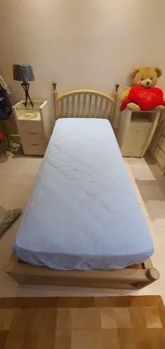 Cama de madeira solteiro laqueada