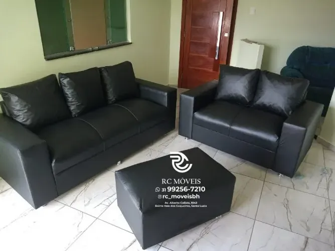 Sofá 3 e 2 pessoas com Puff Couro Sintético D33 Direto da Fábrica - Montagem Inclusa