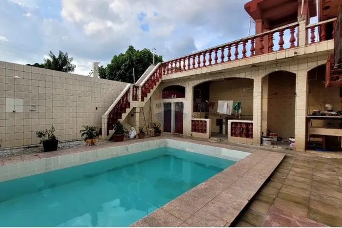 Casa com Piscina no Conj. Ajuricaba"
