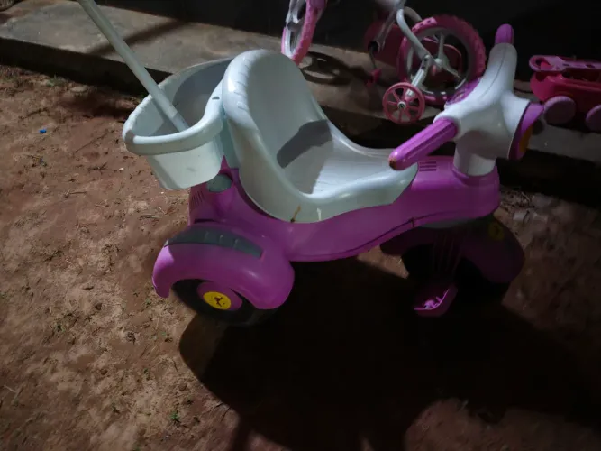 Brinquedo e bicicleta infantil 
